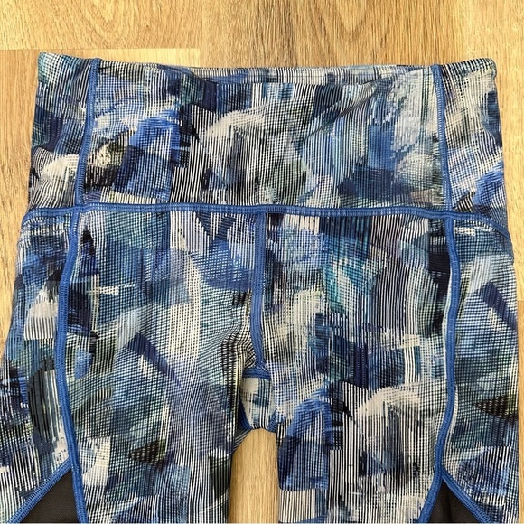 Lululemon On Pace Tight 7/8 25"
Sun Dazed Multi Blue size 4 - Picture 7 of 13